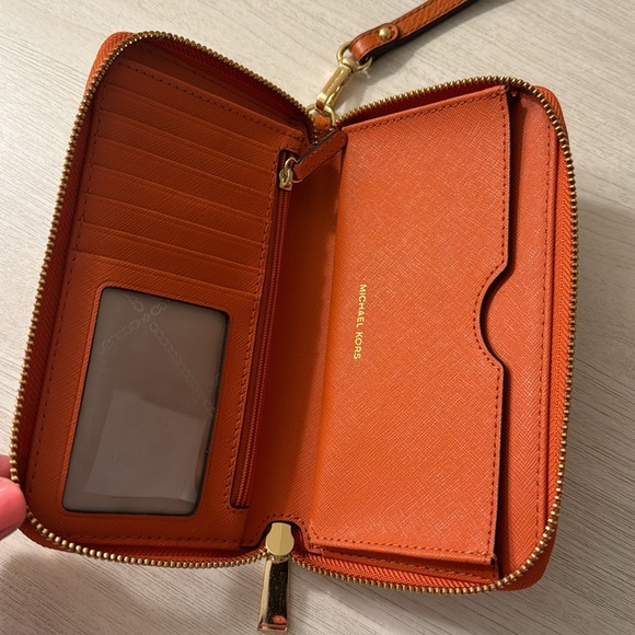 Michael Kors Large Leather Smartphone Wristlet VGUC - Picture 6 of 8